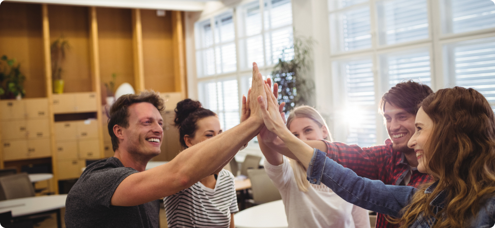 Reunión estratégica del equipo de Derivatik para un proyecto de transformación digital.