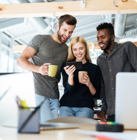 Equipo de Derivatik trabajando en un ambiente colaborativo y tecnológico